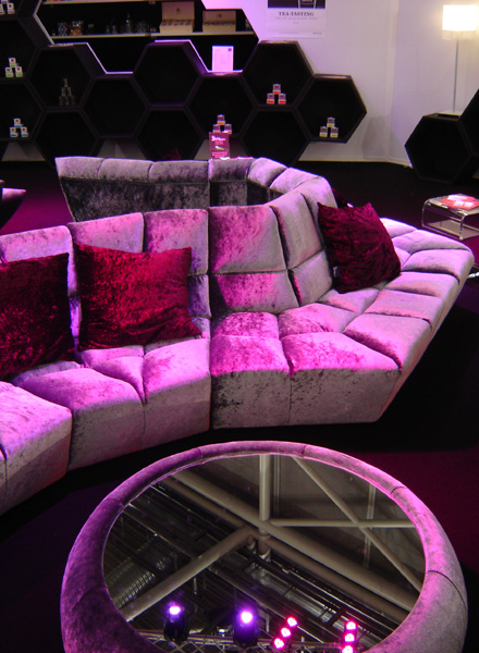 Room Division SAMOVA TEE LOUNGE zur ISPO 2007 Bretz Couture