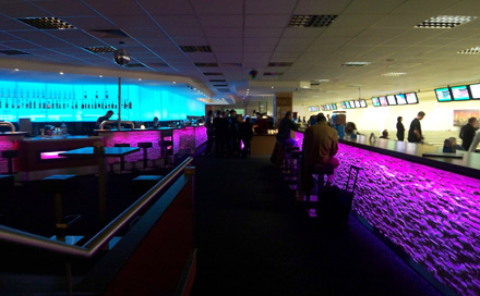 Berolina Bowling Lounge Berlin Barbereich mit LED Rückbuffet