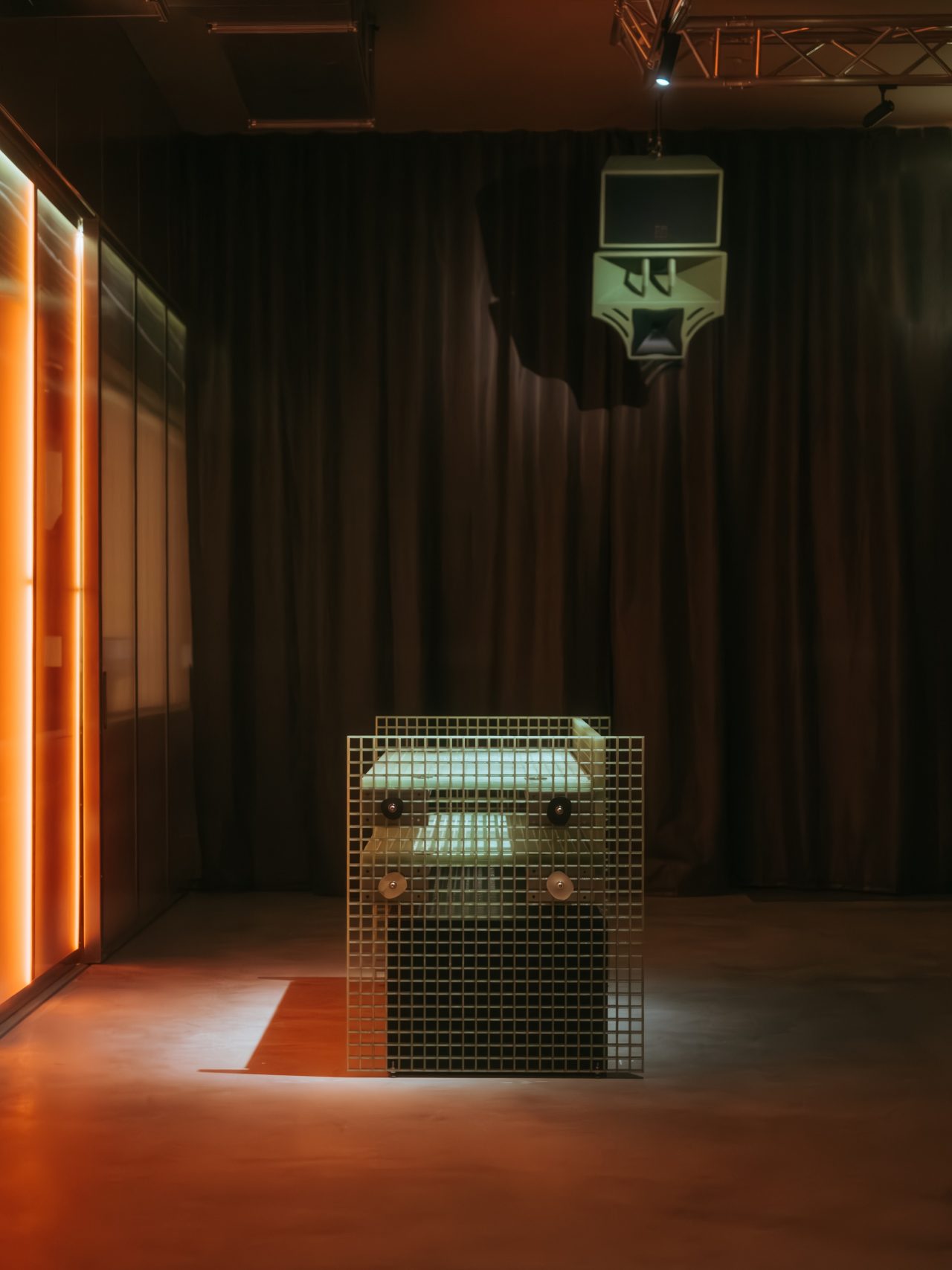 LES SPACE Berlin – ROOM DIVISION